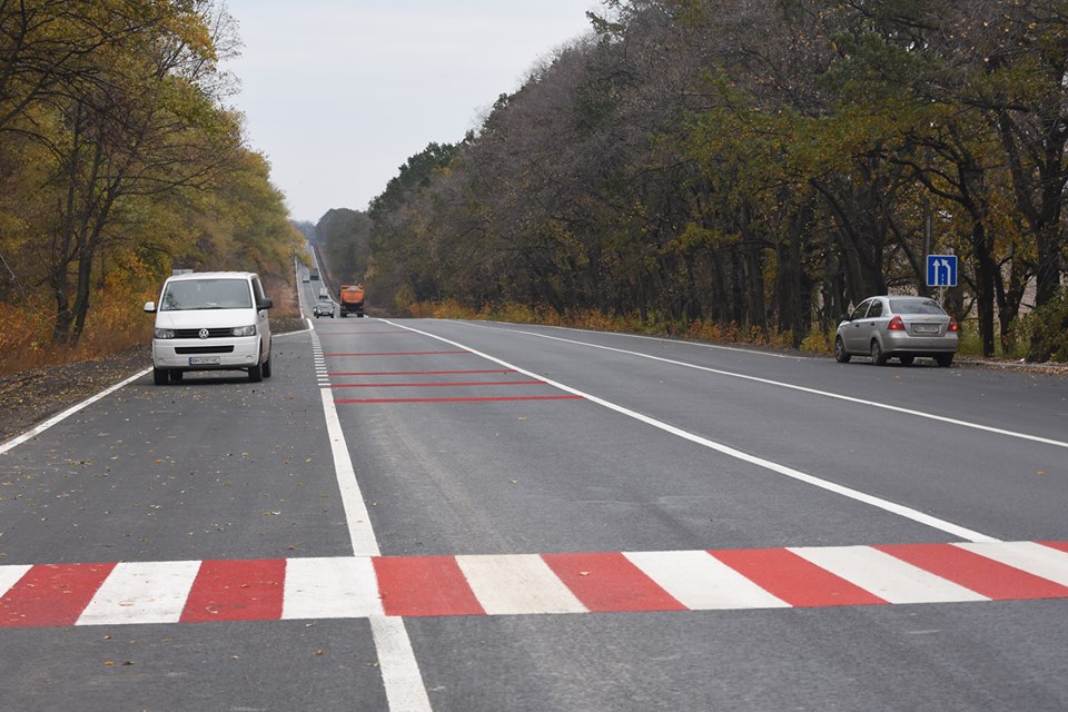 Біло-червоні пішохідні переходи в Козельщинському районі Полтавської області